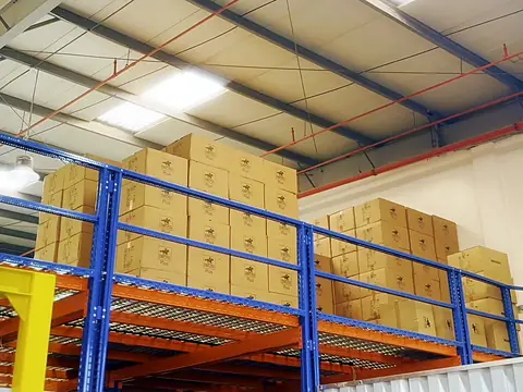 كراتين بضائع على ميزانين في مستودع جرين سكاي